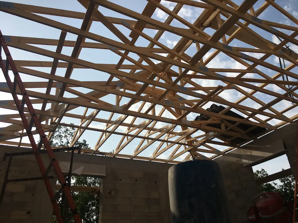 Réalisation de la couverture de l'élévation d'une maison individuelle dans le Var