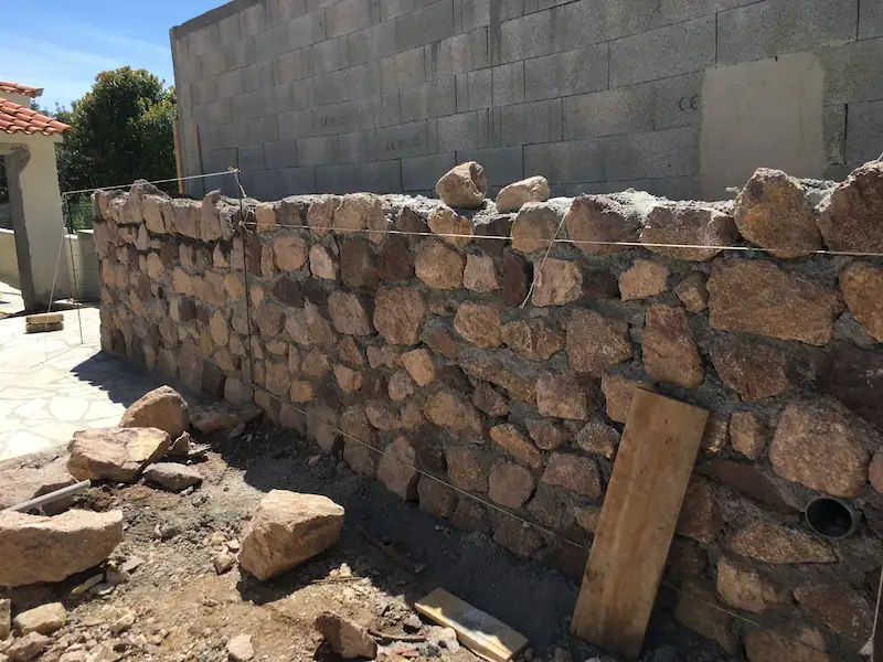 Réalisation gros oeuvre des aménagements en pierre en périphérie d'un garage dans le Var