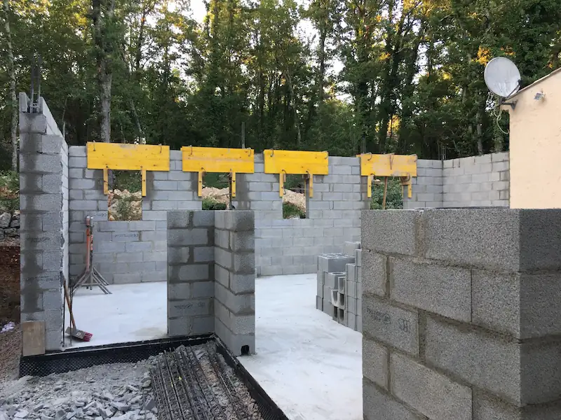 Réalisation de l'élévation des murs d'une villa en extension dans le Var