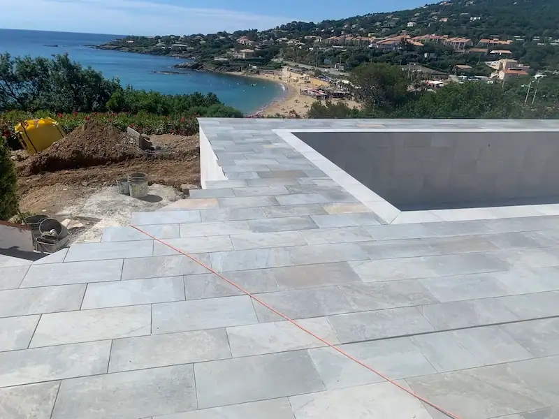 Réalisation du carrelage sur les terrasses et piscine var 
