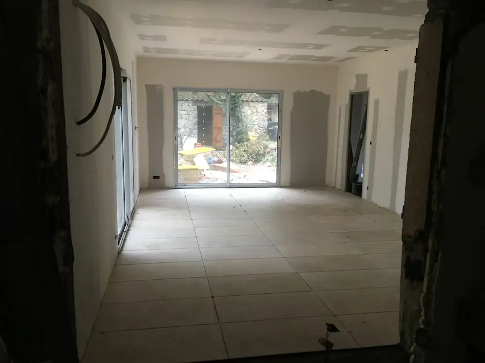 Réalisation de la liaison entre maison existante et extension en rénovation complète dans le Var