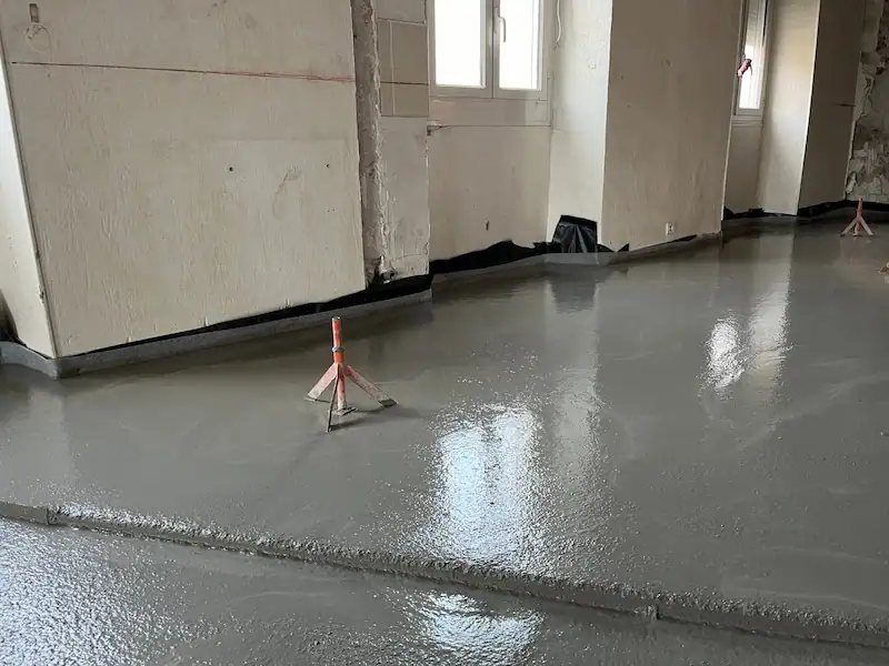Rénovation des sols avec chape liquide immeuble cannes