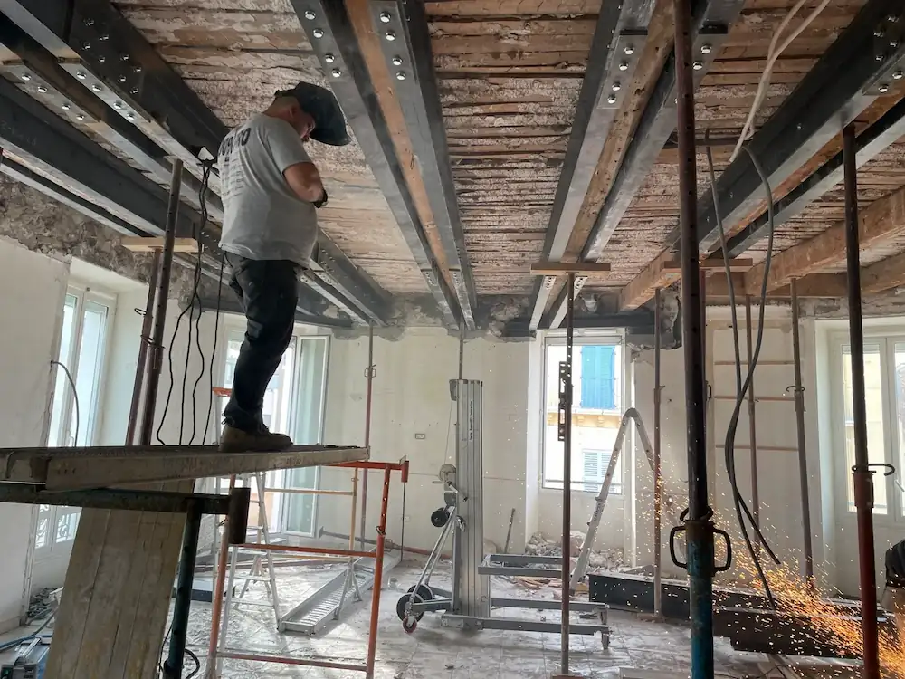 Mise en oeuvre UPN avec soudure et boulonnage en moisage sur immeuble centre ville de cannes Alpes-Maritimes