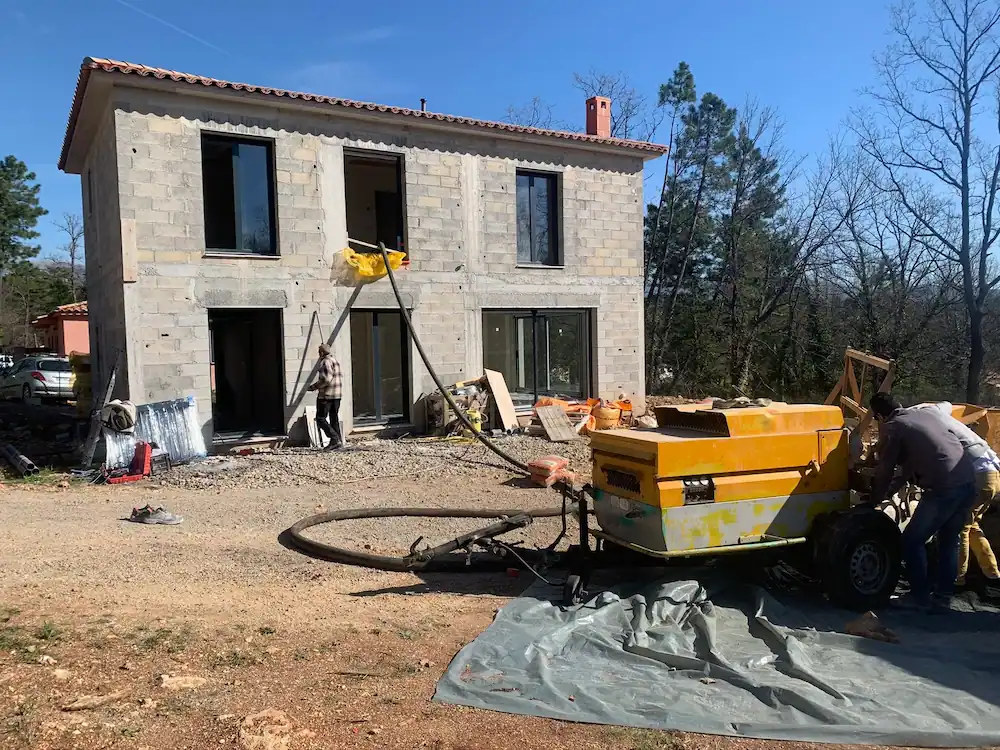 Réalisation de pose de menuiseries sur villa en élévation avant enduit de couleur dans le Var