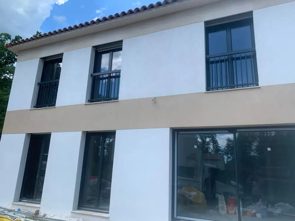 finition de l'ouvrage extérieur façade menuiseries garde corps